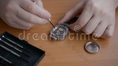 手表制造商的手正在修理老式的手表
